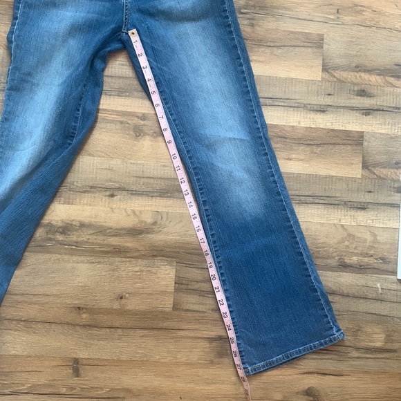 Levi Strauss  Gold  Totally Shaping Bootcut Jeans - Picture 12 of 15